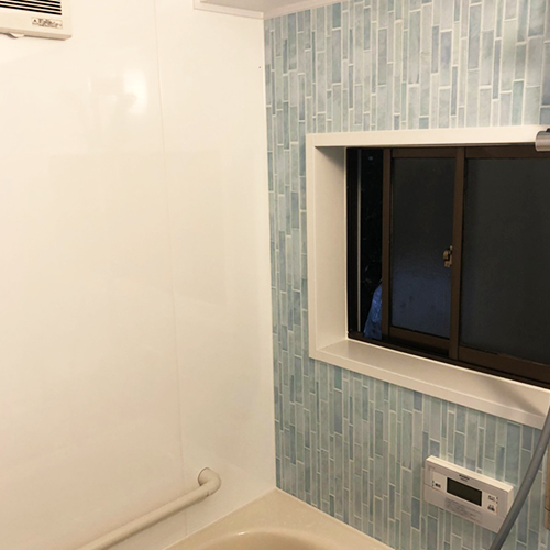 狭いバスルームを増設し、シロアリ被害のあった壁を撤去。広く暖かな浴室になりました